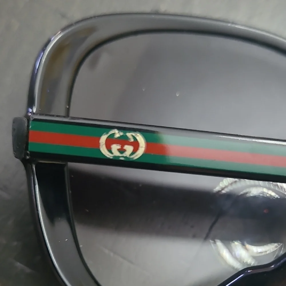Gucci Black Oversized Women's Sunglasses with Green-Red Stripe Case - Picture 4 of 5